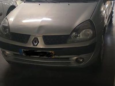 Usado 2002 Renault Clio II Sedan | € 2.300 (Bom preço)