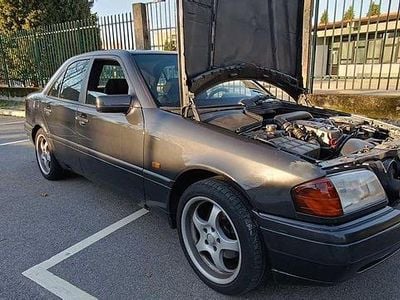 Usado 1994 Mercedes E250 Sedan | € 3.200