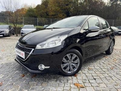 Preto Usado 2015 Peugeot 208 Access Citadino | € 9.400 (Preço justo)