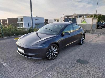 Cinzento Usado 2024 Tesla Model 3 Standard Range Sedan | € 35.500 (Preço justo)
