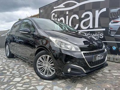 Preto Usado 2018 Peugeot 208 Signature Sky Citadino | € 11.750 (Preço justo)
