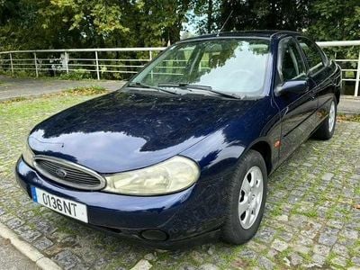 Usado Ford Mondeo 90 HP (66 kW) 1999 Azul
