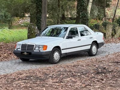 Branco Usado 1988 Mercedes E260 Sedan | € 11.990
