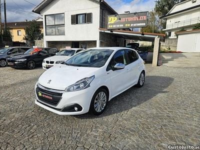 Branco Usado 2017 Peugeot 208 Style Citadino | € 9.000 (Preço justo)