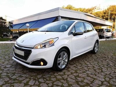 Branco Usado 2017 Peugeot 208 Allure Citadino | € 10.990 (Preço justo)