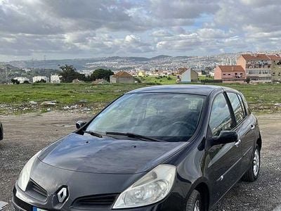 Usado 2006 Renault Clio II Sedan | € 2.500 (Preço justo)