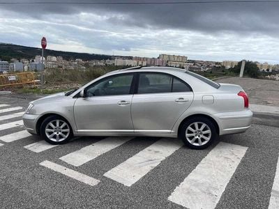 Cinzento Usado 2004 Toyota Avensis Citadino | € 5.000