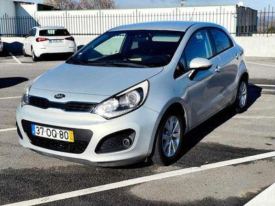 Usado Kia Rio 86 HP (63 kW) 2014 Cinzento Citadino
