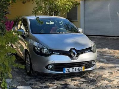 Cinzento Usado 2014 Renault Clio IV | € 9.990 (Preço justo)