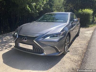 Cinza Usado 2021 Lexus ES300H Sedan | € 45.000