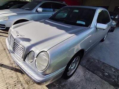 Usado Mercedes E220 Classic 125 HP (91 kW) 1999 Cinza prata Sedan
