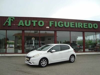 Branco Usado 2015 Peugeot 208 Citadino | € 11.950 (Preço elevado)