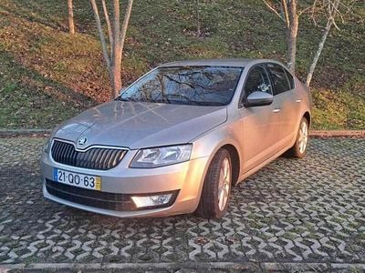 Usado Skoda Octavia 150 HP (110 kW) 2015 Cinzento Citadino