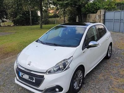 Branco Usado 2016 Peugeot 208 Citadino | € 10.990 (Preço justo)