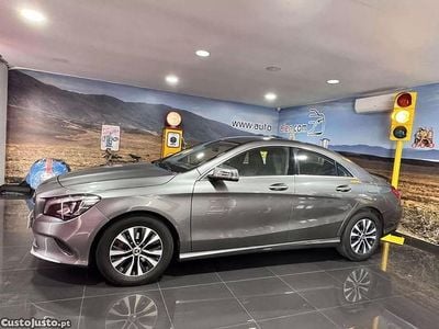Cinza Usado 2018 Mercedes CLA180 Edition Sedan | € 21.500 (Preço justo)