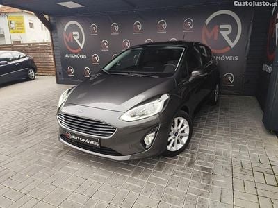 Usado Ford Fiesta Titanium 100 HP (73 kW) 2018 Cinza Citadino