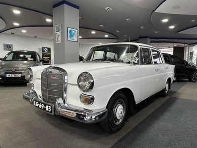 Usado Mercedes 200 55 HP (40 kW) 1967 Branco