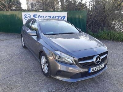 Usado Mercedes A180 Style 109 HP (80 kW) 2017 Cinzento