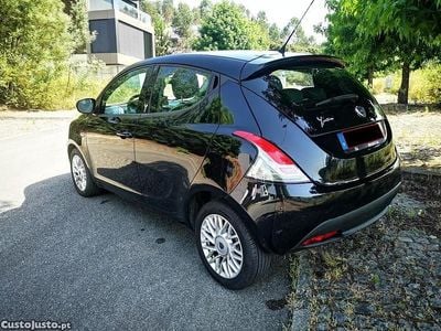 Usado Lancia Ypsilon Gold 74 HP (54 kW) 2015 Preto Citadino