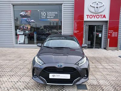 Cinza (pintura metalizada) Usado 2024 Toyota Yaris Luxury Sedan | € 27.750