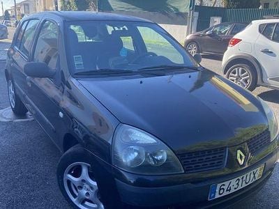 Usado 2003 Renault Clio II Sedan | € 1.500