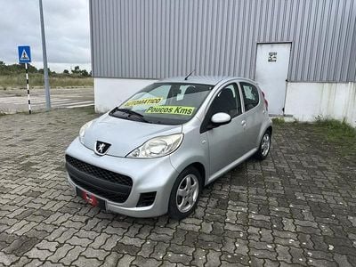 Cinza prata Usado 2010 Peugeot 107 Citadino | € 7.690 (Preço elevado)
