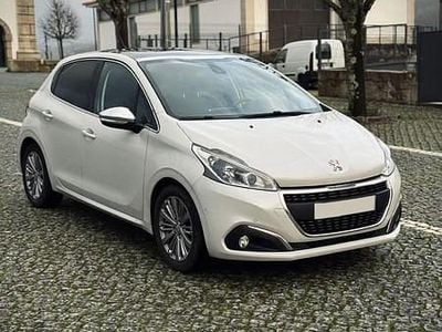 Branco Usado 2016 Peugeot 208 Allure Citadino | € 8.900 (Preço elevado)