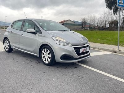 Cinza Usado 2016 Peugeot 208 Active Citadino | € 9.500 (Preço justo)