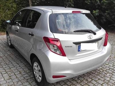 Usado Toyota Yaris 90 HP (66 kW) 2014 Cinzento Citadino