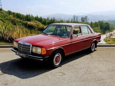 Vermelho Usado 1977 Mercedes 230 Sedan | € 17.500