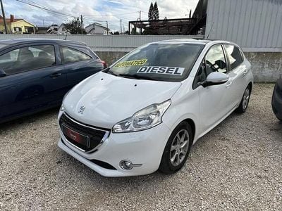 Branco Usado 2012 Peugeot 208 Active Citadino | € 9.990 (Caro)