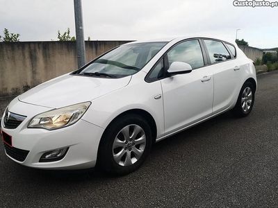 Branco Usado 2015 Opel Astra Sedan | € 8.700 (Preço justo)
