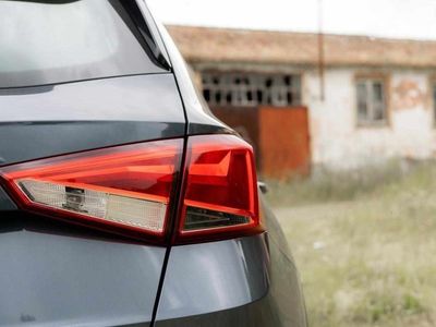 Usado Seat Arona 110 HP (80 kW) 2022 Cinzento SUV