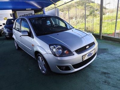 Usado Ford Fiesta Trend 75 HP (55 kW) 2007 Cinza Citadino