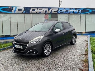 Usado Peugeot 208 Signature Sky 82 HP (60 kW) 2019 Cinza Citadino