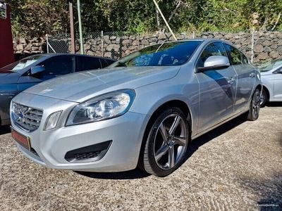 Usado Volvo S60 Momentum 115 HP (84 kW) 2013 Cinza Sedan