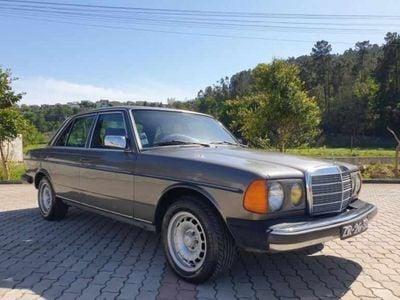 Usado Mercedes E300 125 HP (91 kW) 1986 Cinzento Sedan