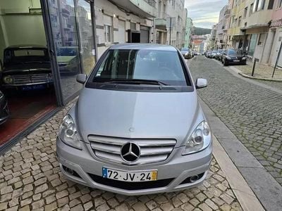 Usado Mercedes B200 140 HP (102 kW) 2010 Cinzento prata metalizado Monovolume
