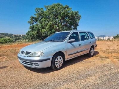 Usado Renault Mégane 95 HP (69 kW) 2000 Cinzento Carrinha