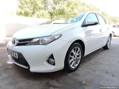 Usado Toyota Auris Comfort 90 HP (66 kW) 2015 Branco Citadino