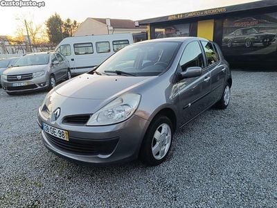 Usado Renault Clio II Dynamique 75 HP (55 kW) 2008 Cinza