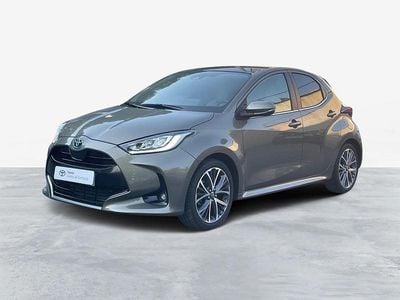 Bronze (pintura metalizada) Usado 2024 Toyota Yaris Luxury Sedan | € 27.750 (Preço elevado)