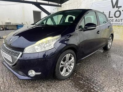 Azul escuro Usado 2016 Peugeot 208 Allure Citadino | € 7.500 (Preço justo)