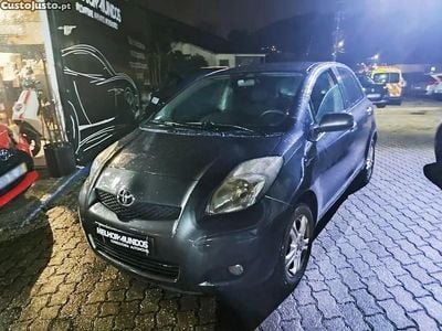 Usado Toyota Yaris 70 HP (51 kW) 2011 Cinza Citadino