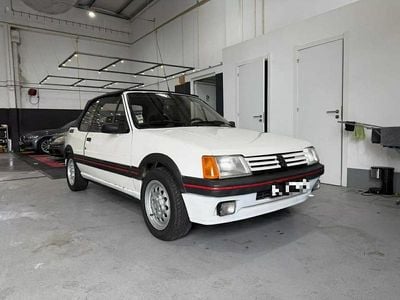 Usado Peugeot 205 115 HP (84 kW) 1987 Branco Cabrios