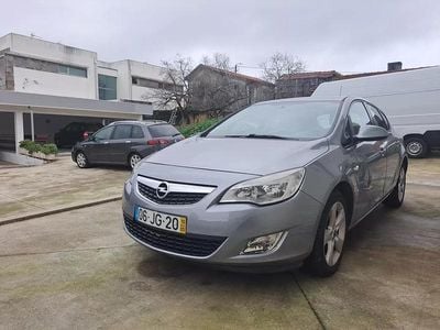 Usado Opel Astra Cosmo 100 HP (73 kW) 2010 Cinzento
