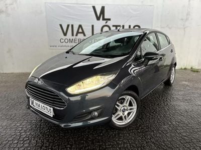 Cinzento Usado 2014 Ford Fiesta Titanium | € 8.500