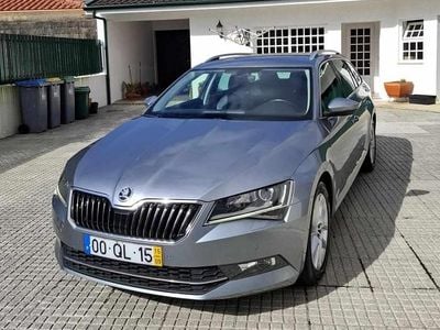 Usado Skoda Superb 120 HP (88 kW) 2015 Cinzento Citadino