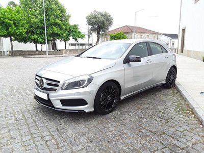 Cinza Usado 2014 Mercedes A180 AMG line | € 15.990