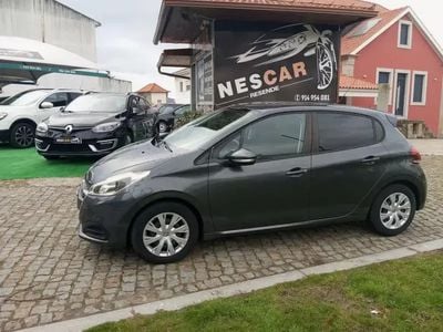 Cinzento Usado 2015 Peugeot 208 Active Citadino | € 8.490 (Preço justo)